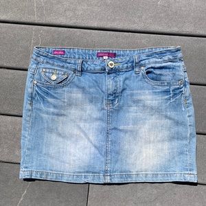 5 for $25 💸💸💸💸💸
Denim skirt